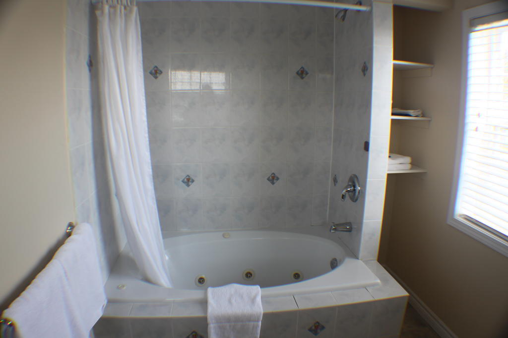 פיקטו Dolan'S Inn & Suites מראה חיצוני תמונה